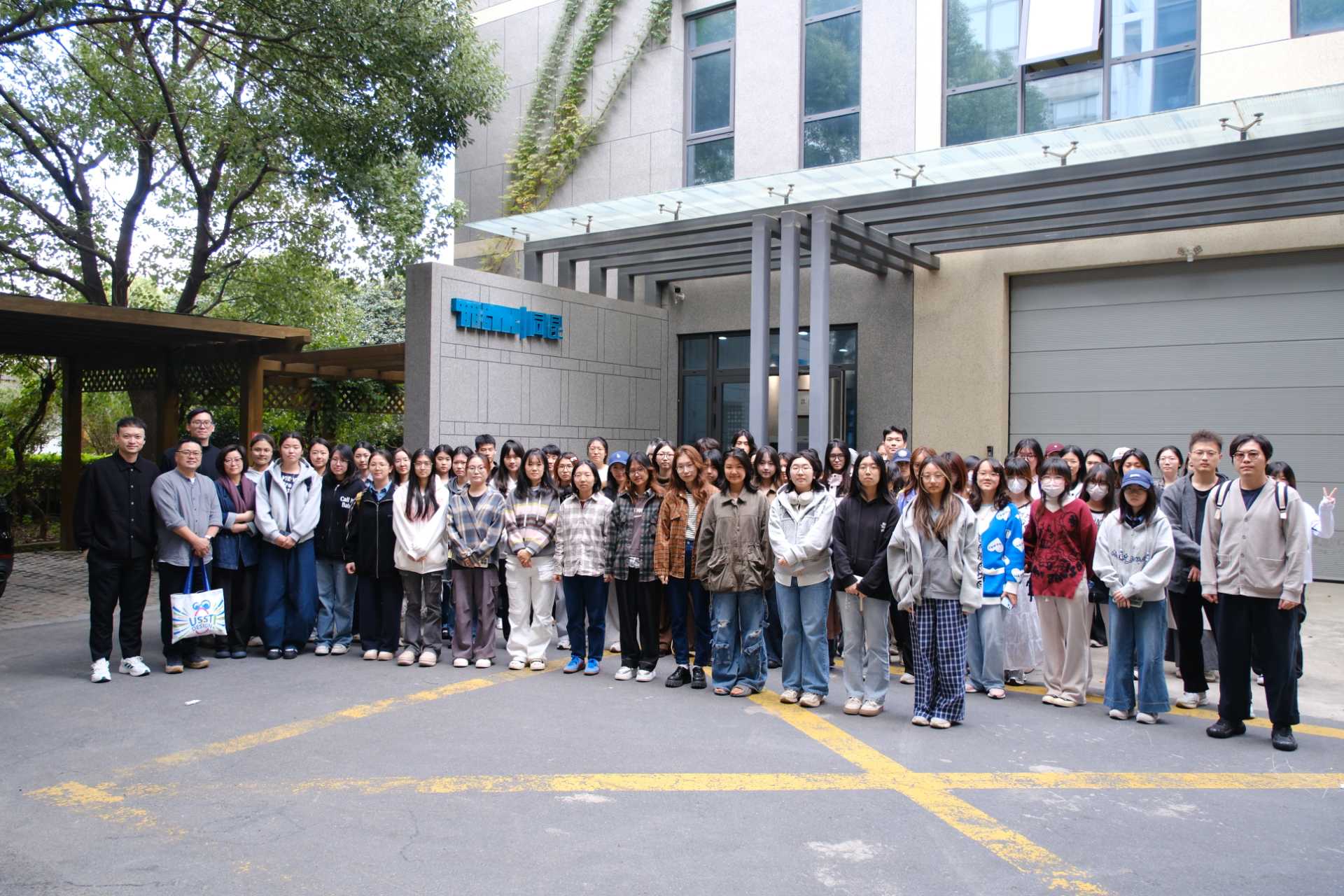 出版學院書籍裝幀設計課程走進同昆數碼智印工廠 實踐教學平臺的創新探索