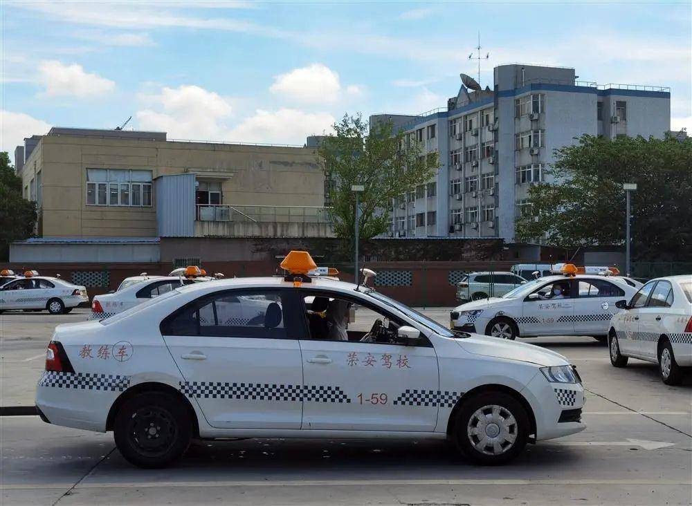 駕考無(wú)憂，盡在我校 理論速培穩(wěn)過(guò)，練車一對(duì)一高效學(xué)車